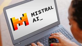 Французский стартап Mistral выпустил ИИ-модели для ноутбуков и смартфонов