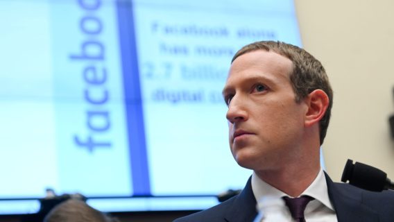 Цукерберг: Facebook должна сделать Apple больно