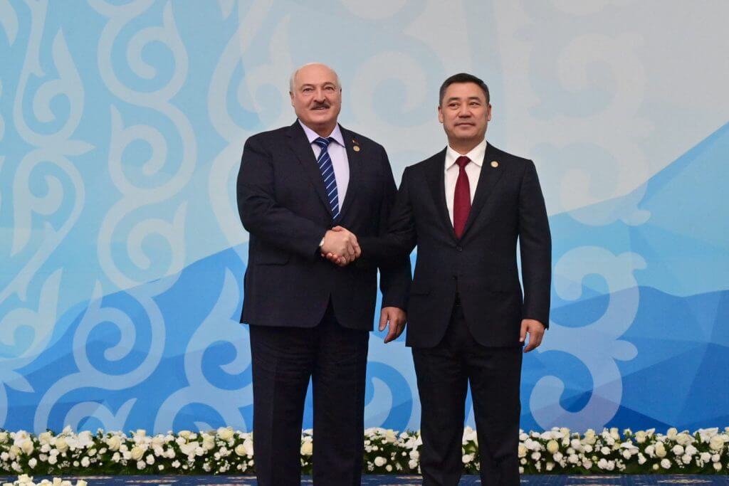 Лукашенко "высоко оценивает" вклад президента Кыргызстана Жапарова в развитие дружественных отношений с Беларусью