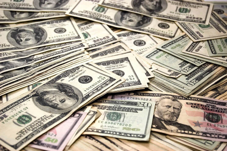За восемь месяцев физлица продали наличной валюты на 1,75 млрд долларов больше, чем купили (подробно)