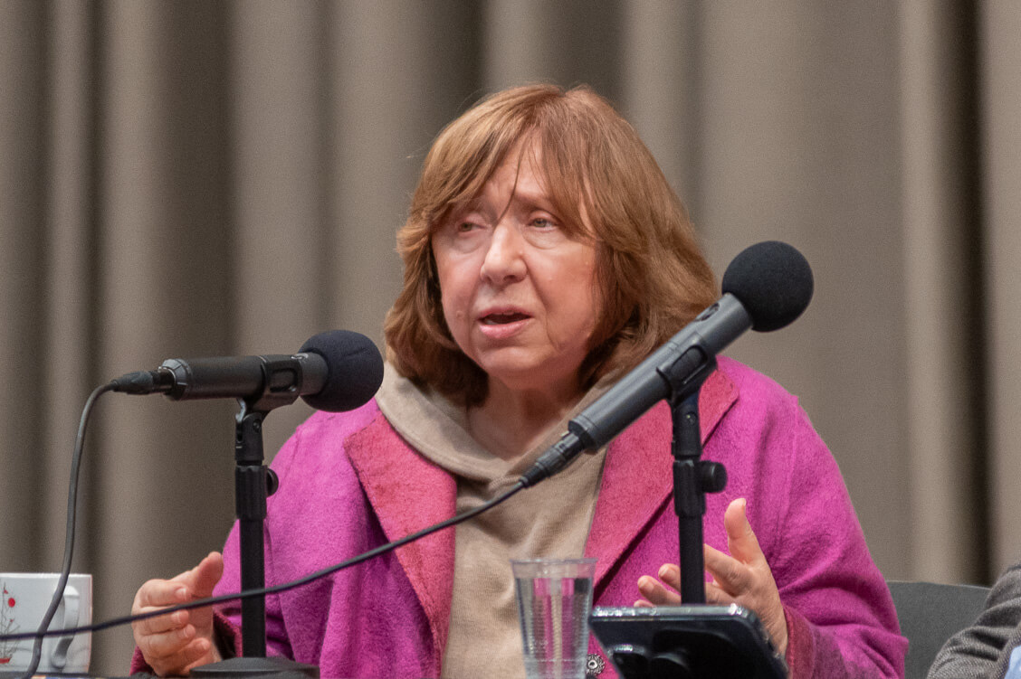 Алексиевич: Депортация политзаключенных — это не освобождение, а новая пытка