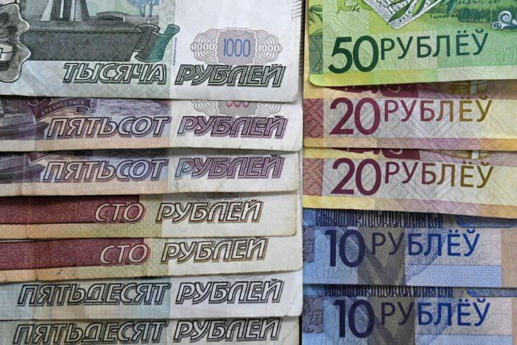 На последних торгах недели подорожали евро и российский рубль