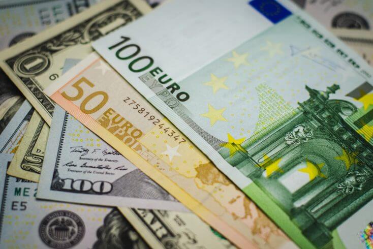 Доллар, евро и юань подешевели на торгах 5 мая