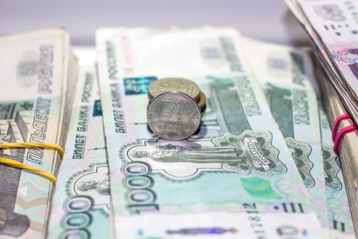 На торгах 24 июня подорожал только российский рубль