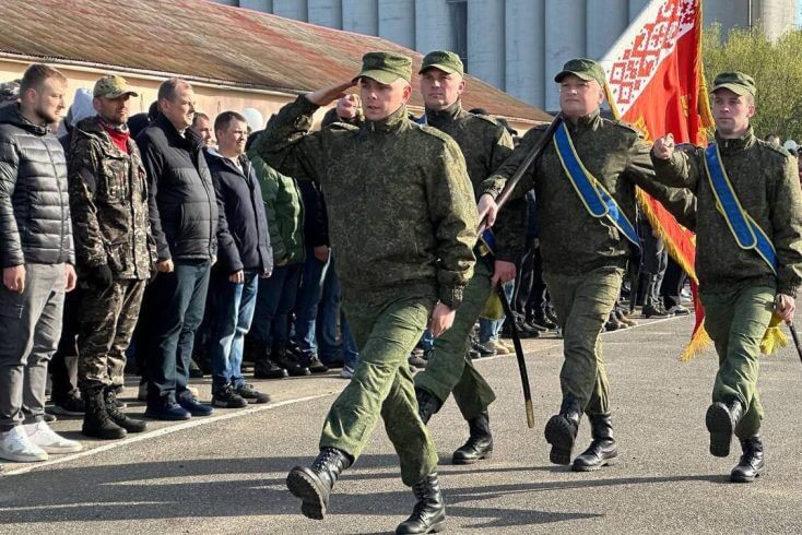 Пры прыёме спецыяліста на працу, трэба глядзець, ці служыў ён у войску — Лукашэнка