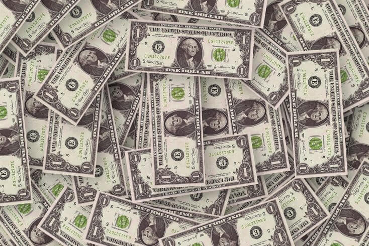 За первое полугодие физлица продали наличной валюты на 1,23 млрд долларов больше, чем купили