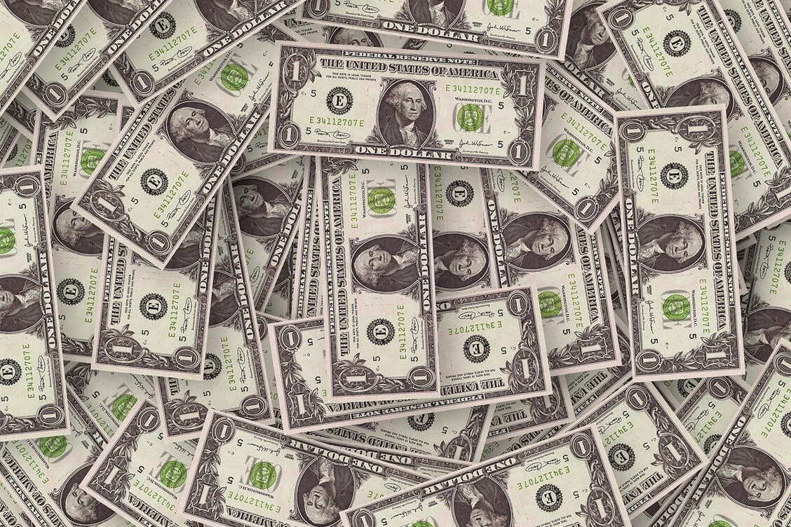 За первое полугодие физлица продали наличной валюты на 1,23 млрд долларов больше, чем купили