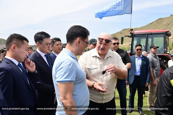 Лукашенко в очередной раз пригласил в Беларусь "дорогого друга" — президента Монголии