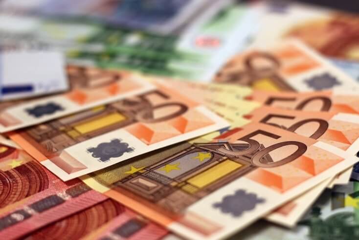Rubel down against euro at week's last trading