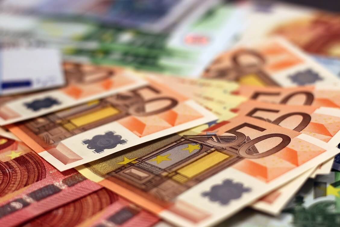 Rubel down against euro at week's last trading