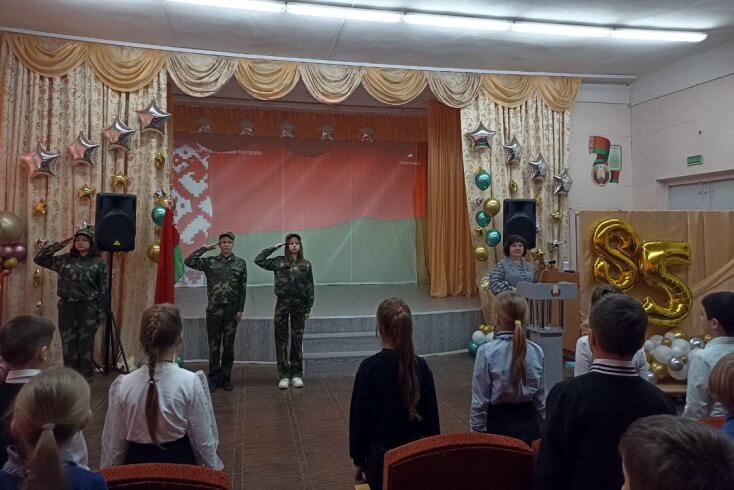 Минобразования анонсировало проведение во всех школах страны “смотр-конкурса строя и патриотической песни”