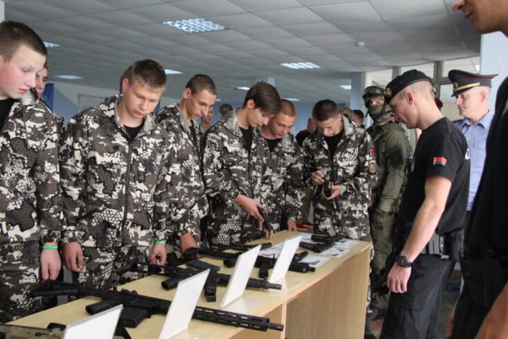 Олимпиадники и медалисты смогут без экзаменов идти в вузы на специальность по "военно‑патриотическому воспитанию"