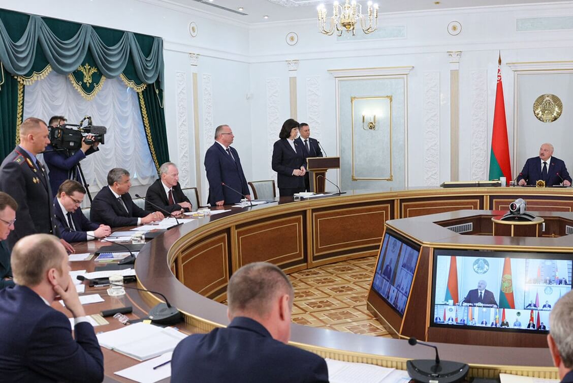 Łukašenka expecting grain harvest to offset agricultural decline