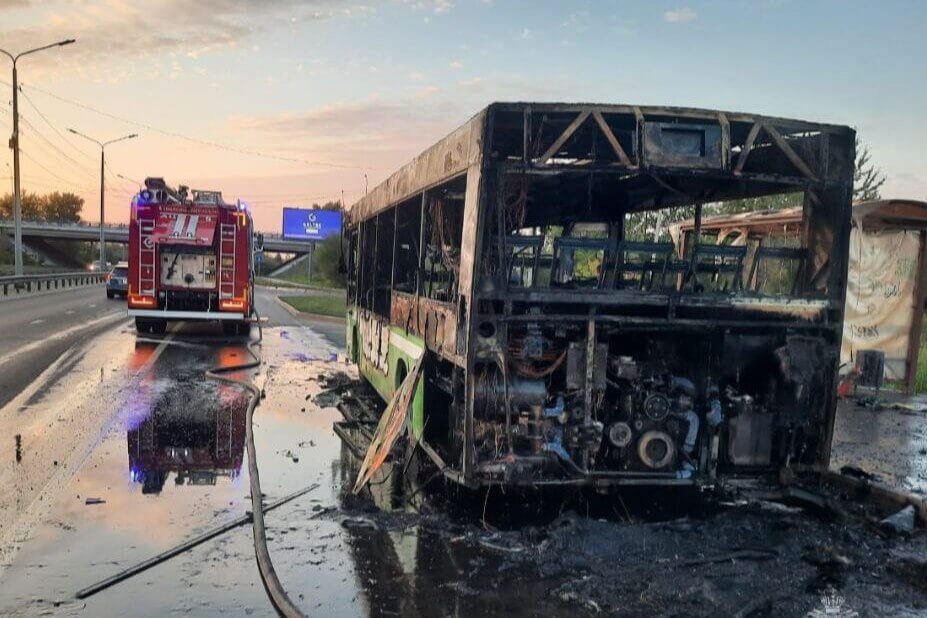 В России сгорел очередной автобус МАЗ