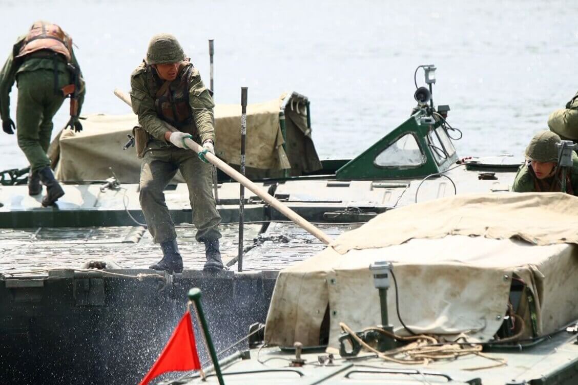 Под наблюдением главы Генштаба Муравейко военнослужащие отработали наведение моста через Днепр