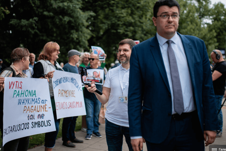В Вильнюсе прошел митинг против Офиса Тихановской, в нем участвовало несколько десятков человек