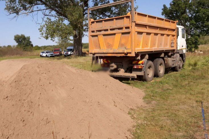 У Калінкавіцкім раёне кіроўца грузавіка атрымаў смяротную траўму праз сарваны провад лініі электраперадачы