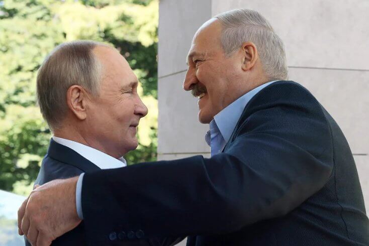 Лукашенко обсудил с Путиным “обстановку в регионе”