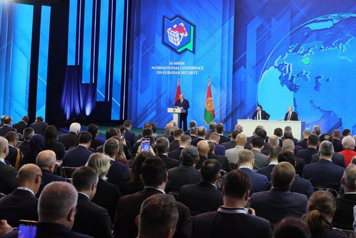 Лукашенко назвал "безумной аферой" закрытие Литвой границы с Беларусью