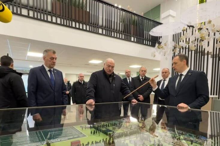 Лукашенко заявил, что "вонючая Европа" будет платить Беларуси за чистый воздух, и пригрозил "бахнуть" в случае агрессии