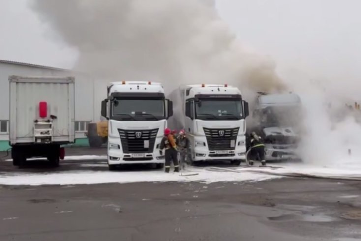 На территории дочернего предприятия "Беларуськалия" огнем повреждено два грузовых автомобиля
