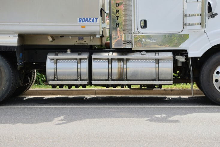 Сейм Литвы предварительно одобрил ограничение беспошлинного объема топлива, ввозимого из Беларуси в баках грузовиков