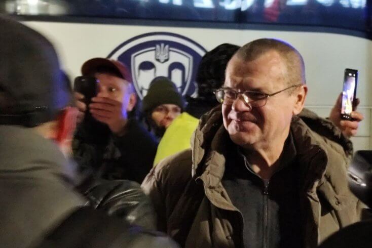 Большая группа белорусских политзаключенных прибыла из Украины в Варшаву, Колесникова встретилась с сестрой