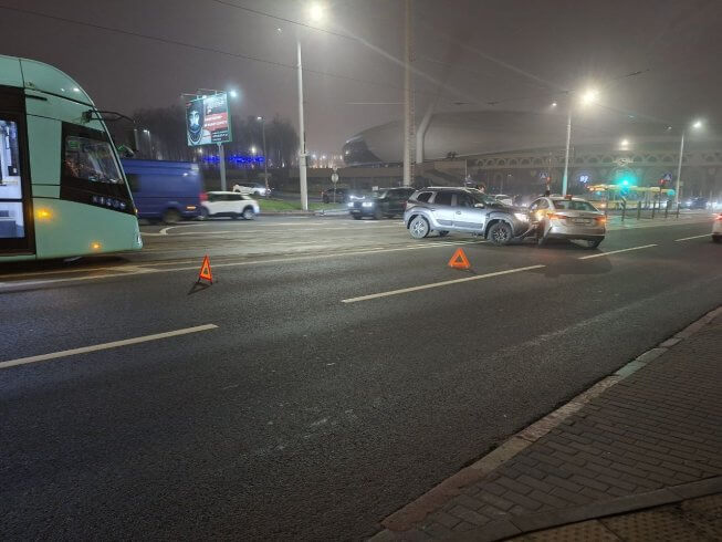 Из-за аварии на рельсах почти на час было нарушено трамвайное движение возле стадиона "Динамо" в Минске