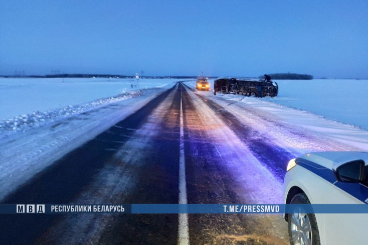 У Пухавіцкім раёне перавярнуўся аўтобус, пацярпелі чатыры чалавекі