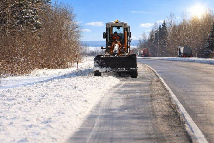 В уборке снега на автодорогах занято более 400 специалистов и 335 единиц техники — Минтранс