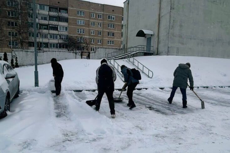 У Гродне прыбіраць снег адправілі "дармаедаў", у мясцовым УУС заявілі, што праца — "найлепшы памочнік у барацьбе са злачыннасцю"