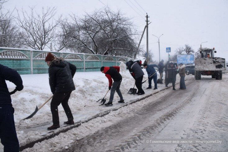 Глава горисполкома назвал “примером патриотизма” уборку снега жителями Гомеля
