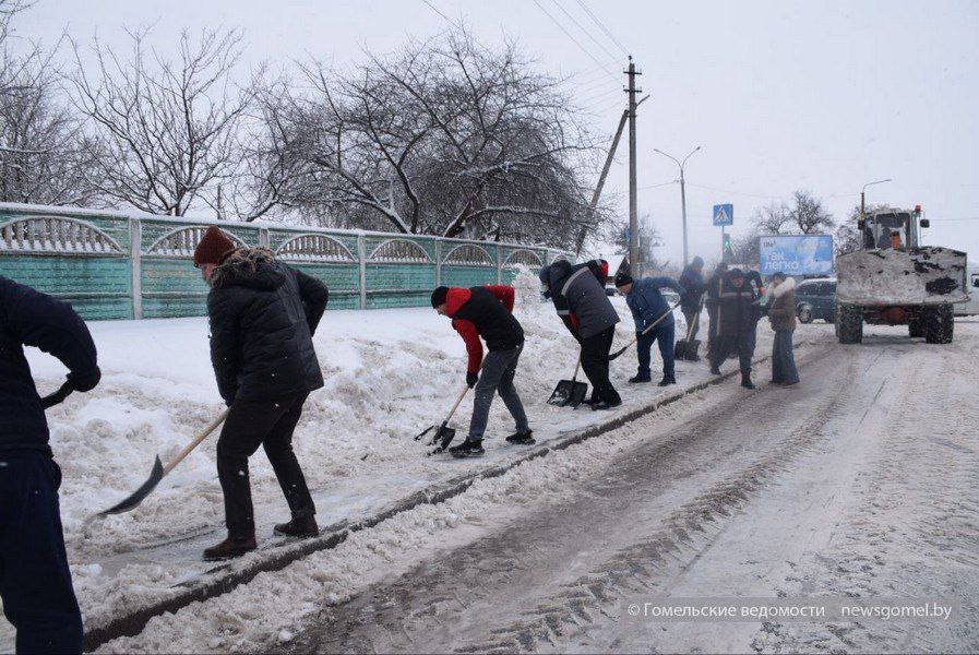 Глава горисполкома назвал “примером патриотизма” уборку снега жителями Гомеля