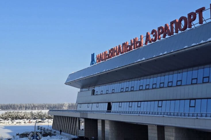 В минском аэропорту удерживают группу иностранцев, “грубо с ними обходятся” — СМИ