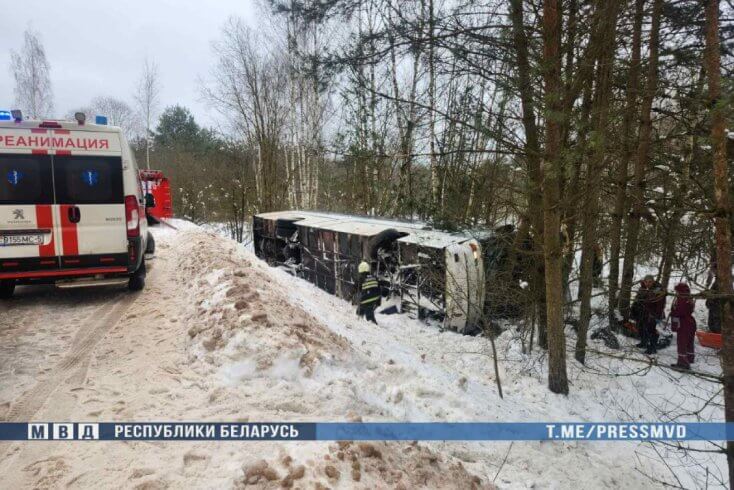 В Логойском районе перевернулся автобус с десятками пассажиров — двое в больнице