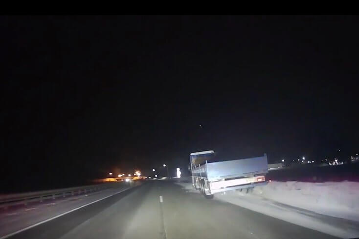 Под Минском милиция со стрельбой остановила фуру — человек за рулем не имел прав, был сильно пьян, а транспорт он угнал