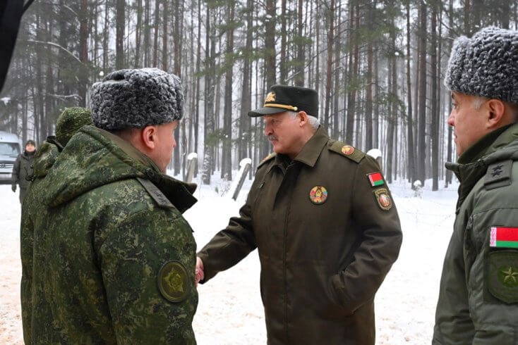 Лукашенко на инспекции войск: Проверку проходят даже министр обороны и госсекретарь, проверке подвергнем всех