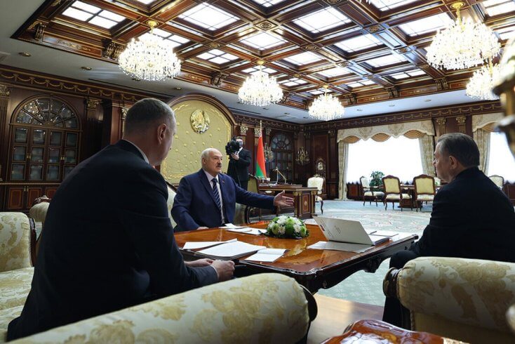 "Я что, должен был в связи с этими санкциями через ЮАР лететь в Вашингтон?" — Лукашенко про отказ от поездки на "Совет мира"