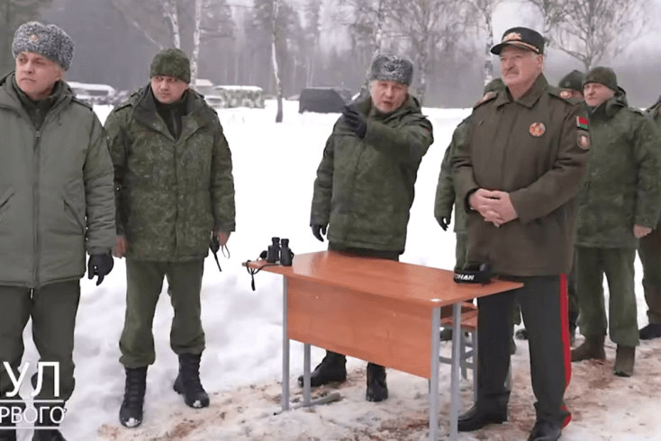 Родина в опасности, кругом враги. Зачем Лукашенко бесконечно проверяет боеготовность армии