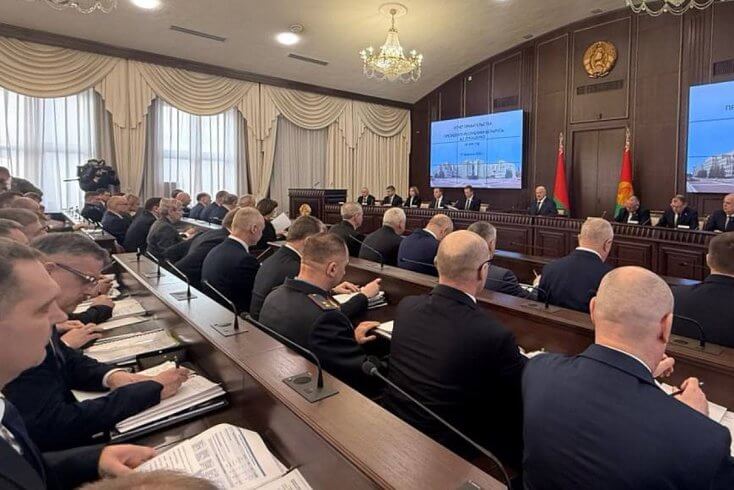 Лукашенко упрекнул правительство в слабом погружении в отраслевые проблемы, Нацбанк — в "эйфории макроэкономической стабильности"