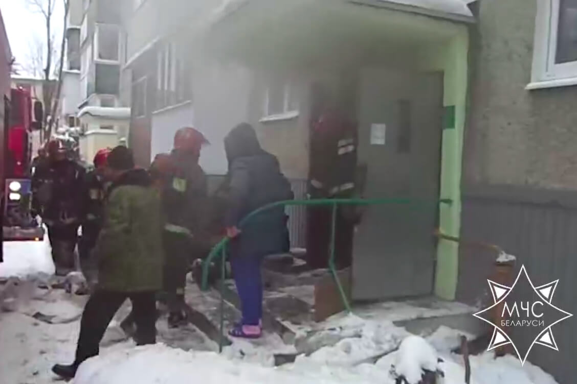 Праз пажар у падвале пяціпавярховага дома ў Бабруйску спатрэбілася эвакуяваць жыхароў