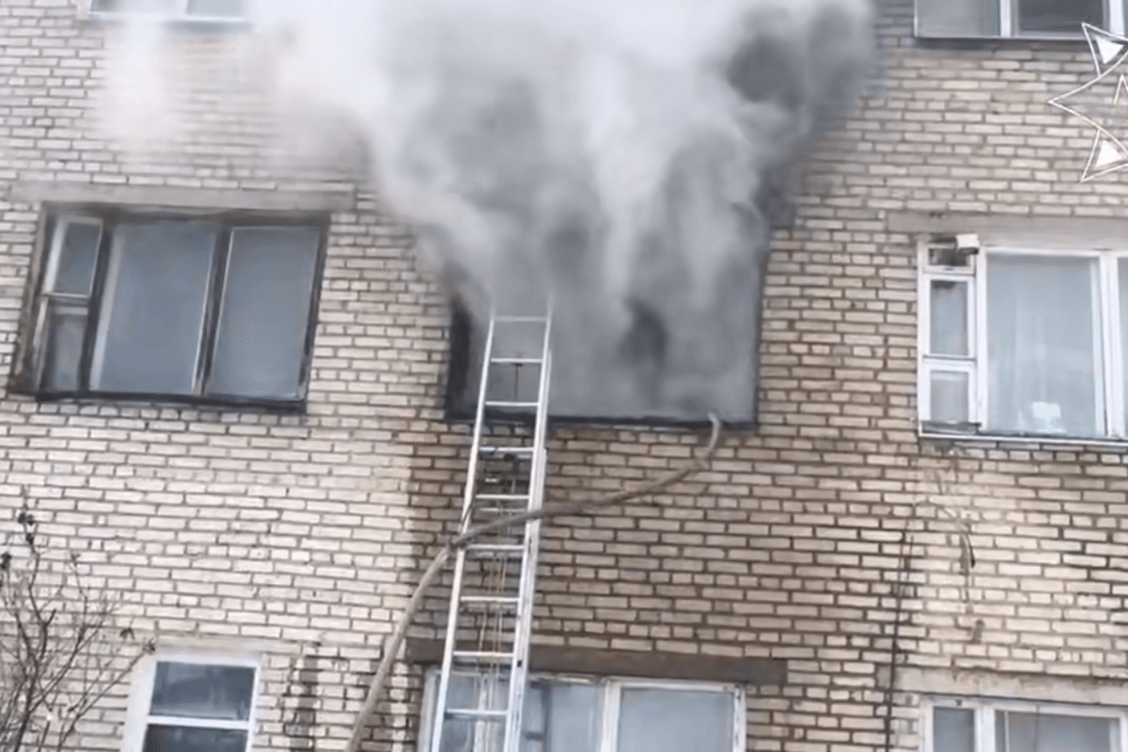 МЧС сообщило о спасении 12 человек на пожаре в Поставах