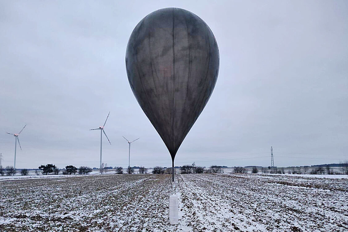 Для доставки сигарет из Беларуси контрабандисты начали использовать метеозонды черного цвета — погранслужба Польши