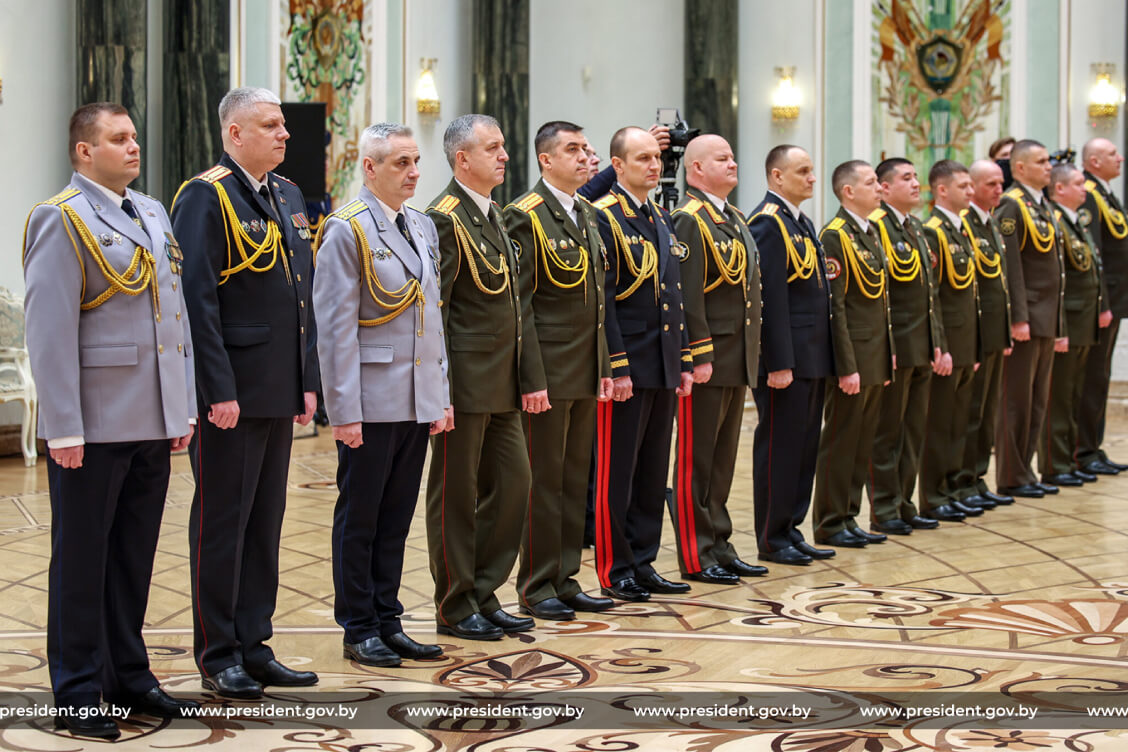 Łukašenka commends security forces at February 23 ceremony