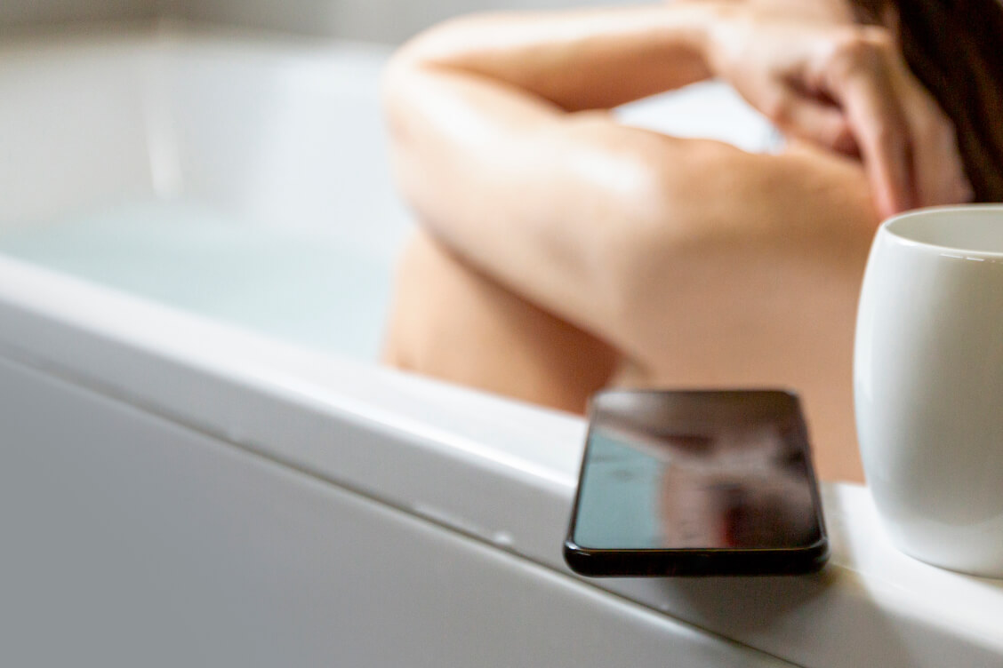 В Ельске погибла 12-летняя девочка — принимала ванну с подключенным к сети телефоном