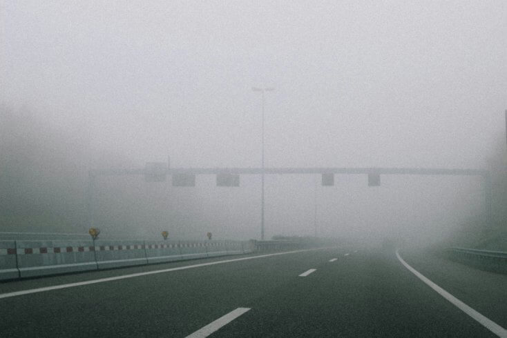 Из-за тумана и гололедицы по всей Беларуси повышен уровень опасности