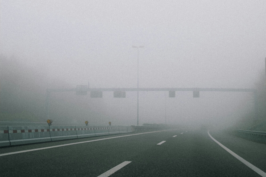 Из-за тумана и гололедицы по всей Беларуси повышен уровень опасности