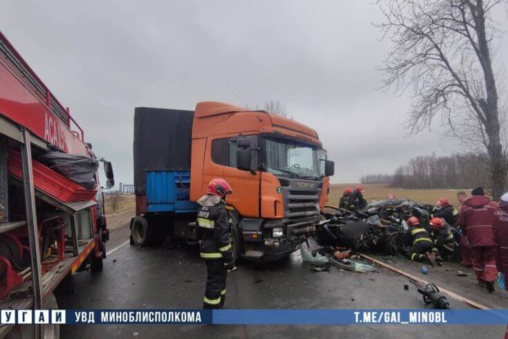 В Минском районе в лобовом столкновении с грузовиком погиб 65-летний водитель "Пежо"