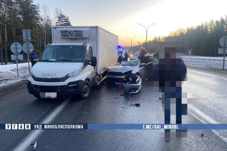 У выніку ДТЗ пад Мінскам шпіталізаваныя дарослы і дзіця