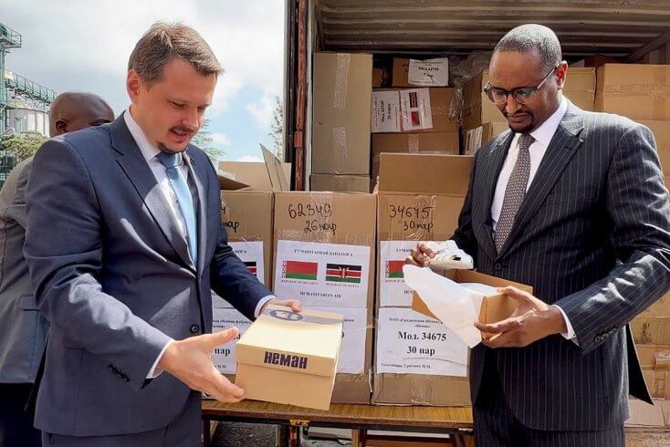 Беларусь передала пострадавшей от наводнений Кении гуманитарный груз — одежду, обувь и палатки